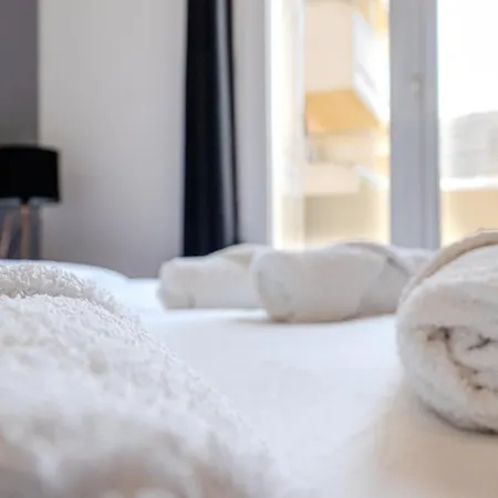 Spacious 2 Bed - 5 Mn Du Palais - Calme - Balcon Apartamento