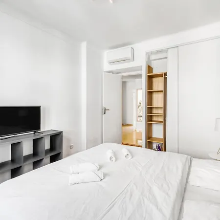 Spacious 2 Bed - 5 Mn Du Palais - Calme - Balcon * 칸느