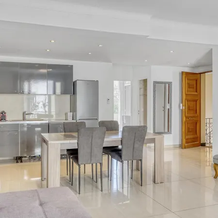 Spacious 2 Bed - 5 Mn Du Palais - Calme - Balcon * 칸느