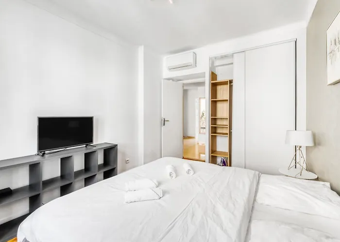 Spacious 2 Bed - 5 Mn Du Palais - Calme - Balcon Апартаменты
