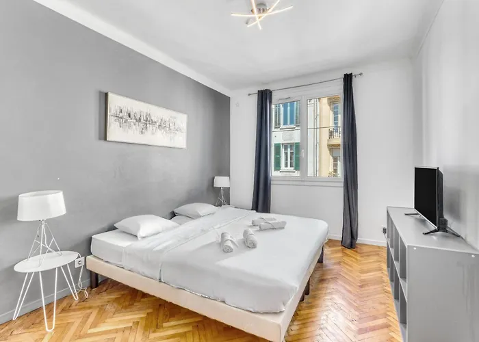 Apartment Spacious 2 Bed - 5 Mn Du Palais - Calme - Balcon Cannes