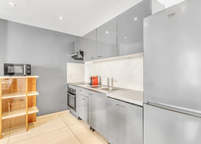 Apartment Spacious 2 Bed - 5 Mn Du Palais - Calme - Balcon Cannes