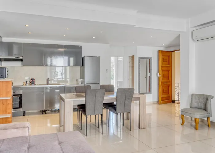 Spacious 2 Bed - 5 Mn Du Palais - Calme - Balcon * Канны