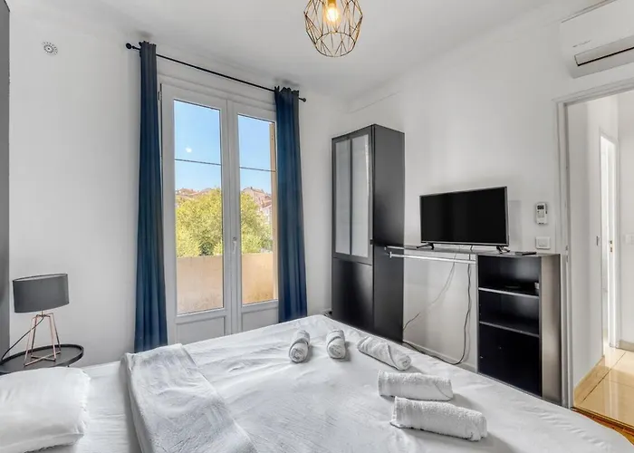 Spacious 2 Bed - 5 Mn Du Palais - Calme - Balcon