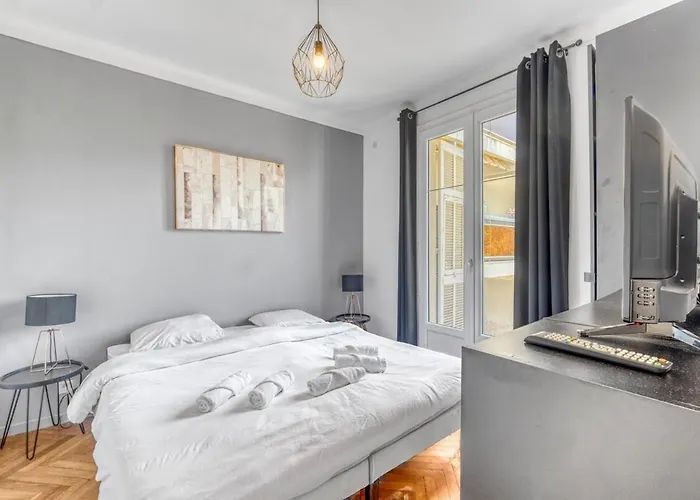 Apartment Spacious 2 Bed - 5 Mn Du Palais - Calme - Balcon