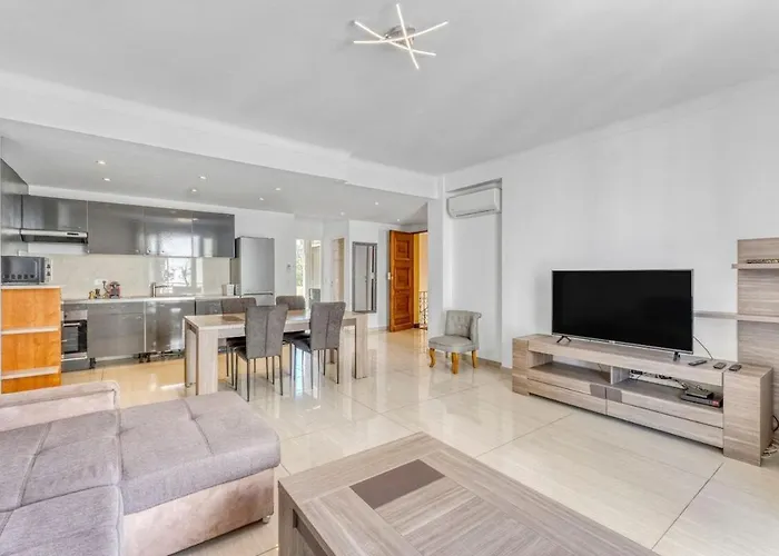 Apartment Spacious 2 Bed - 5 Mn Du Palais - Calme - Balcon *