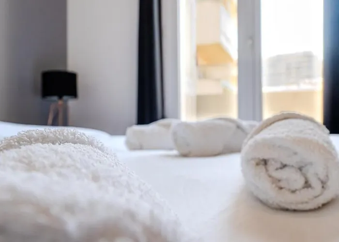Spacious 2 Bed - 5 Mn Du Palais - Calme - Balcon *