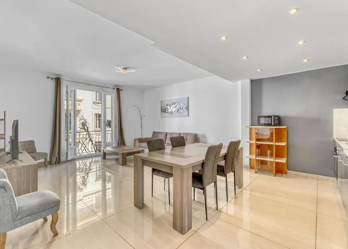 Spacious 2 Bed - 5 Mn Du Palais - Calme - Balcon * Канны