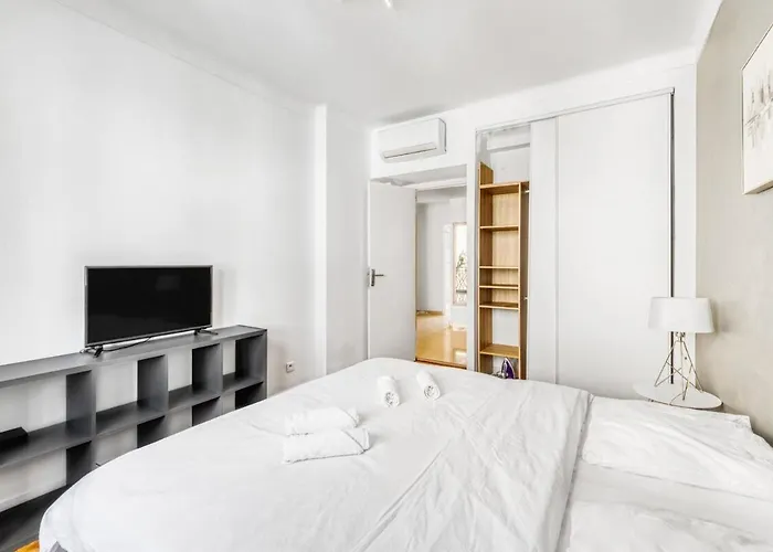 Spacious 2 Bed - 5 Mn Du Palais - Calme - Balcon Apartment *