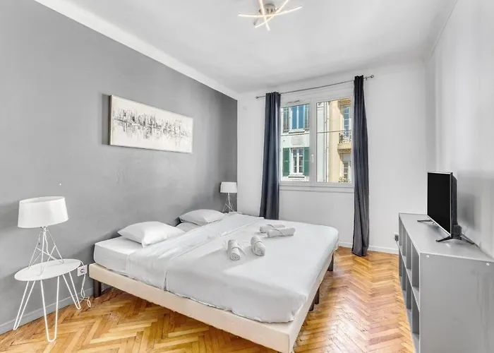 Spacious 2 Bed - 5 Mn Du Palais - Calme - Balcon Канны