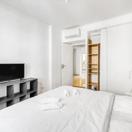 Spacious 2 Bed - 5 Mn Du Palais - Calme - Balcon Apartamento *